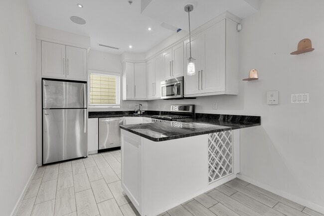 Photo - 756 Park Rd NW