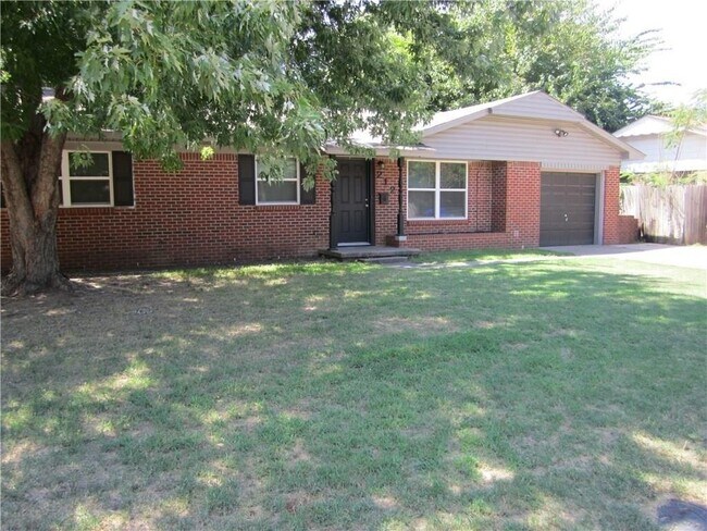 Photo - 212 S Mercedes Dr House