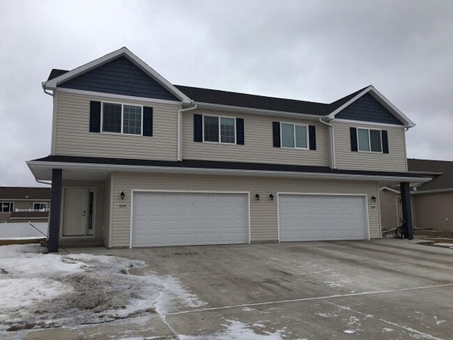 Building Photo - 3 Bed 3 Bath Twin Home