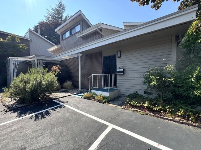 Building Photo - 6341 Sand Point Way NE Unit 6341