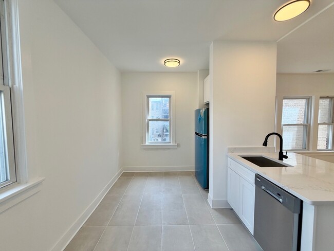 Building Photo - 1522 W Ardmore Ave Unit 1E