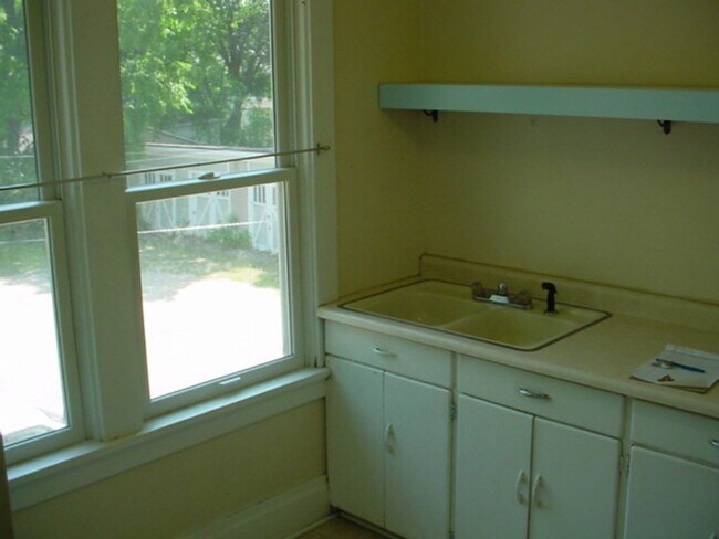 Photo - (518) - 819-821 E. Gorham Street Unidad 819