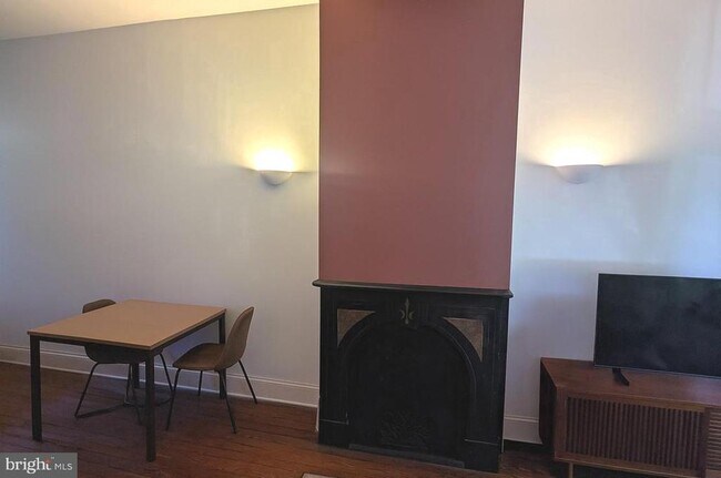 Building Photo - 826 N Woodstock St Unit 1