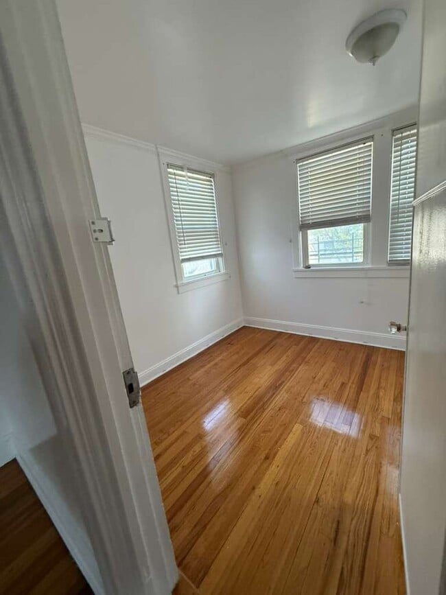 Photo - 290 Roberts Ave
