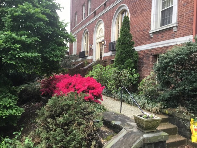 Photo - 901 University- HEAT AND HOT WATER INCLUDED