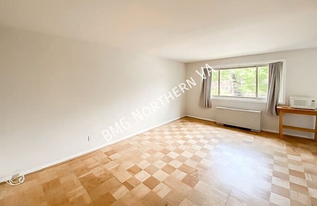 Photo - 4570 MacArthur Blvd NW