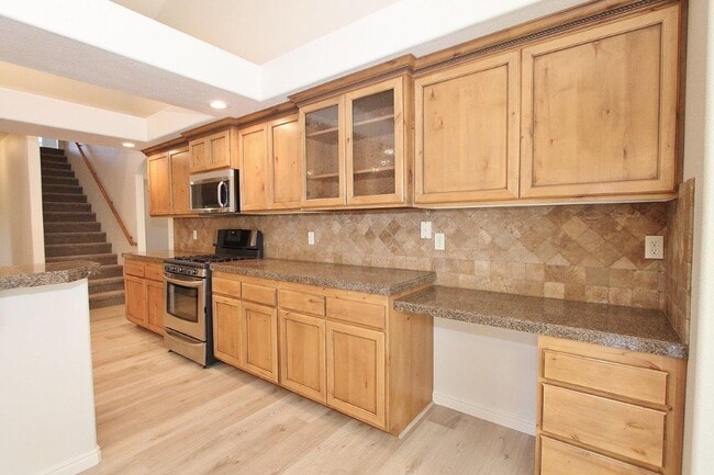 Building Photo - Stunning Home w/Open Floor-plan