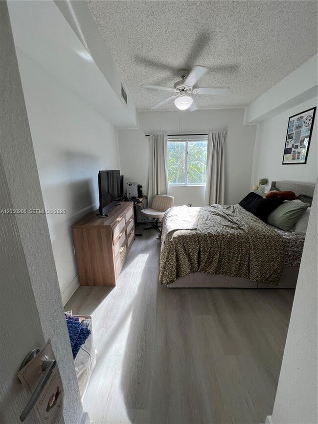 Photo - 6001 SW 70th St Unidad 421