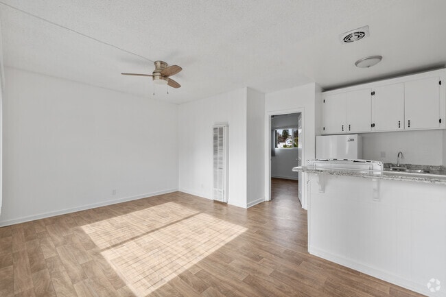 1BR, 1BA - 460SF - Living Room / Dining Room