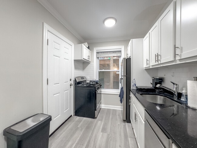 Photo - 816 W Cornelia Ave Unit J05P