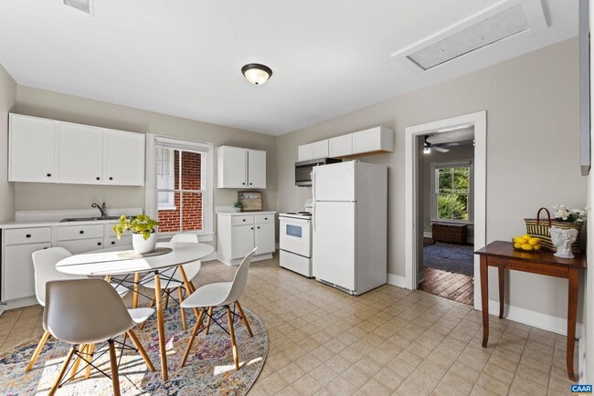 Photo - 830 W Beverley St