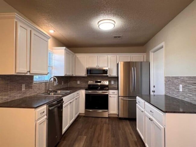 Photo - 908 Geronimo St