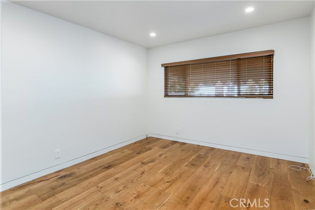 Photo - 15439 Vose St