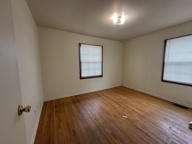 Photo - 400 Lancashire Rd