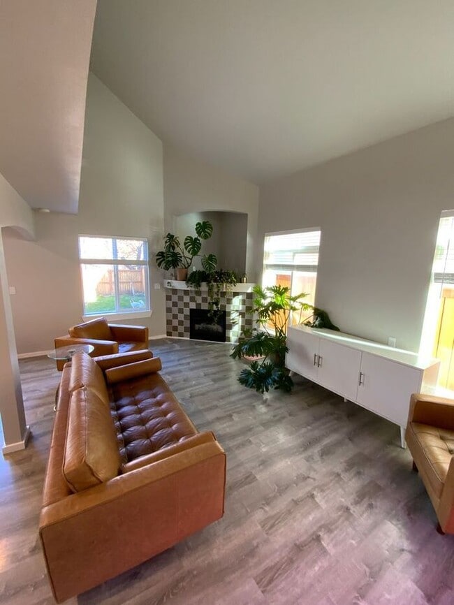 Photo - Spanaway Home 3bdr & 2.5 bath 2 car garage & UPDATED FLOOR PLAN