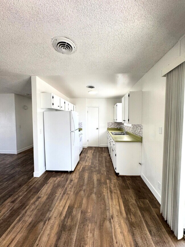 Photo - Freshly renovated 3 bed 2 bath single stor... Apartment