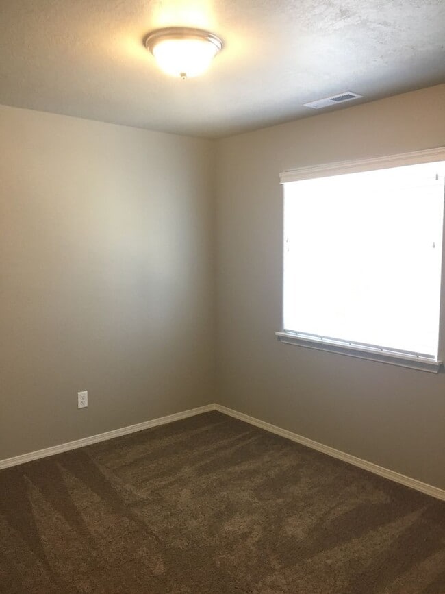 Photo - 2 Bedroom / 1 Bathroom Cottage in SW Redmond OR