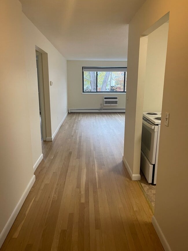 Building Photo - Modern 1 Bed No Lead HW Inc AC New floors, Dishwasher, elevator ,laundry NICE UNIT!