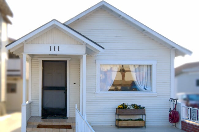 Building Photo - 111 N Pacific Coast Hwy Unit 111