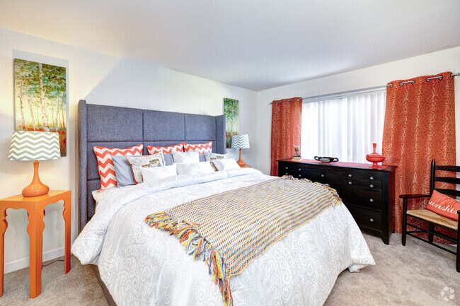 2BR, 1BA - 995SF - Primary Bedroom