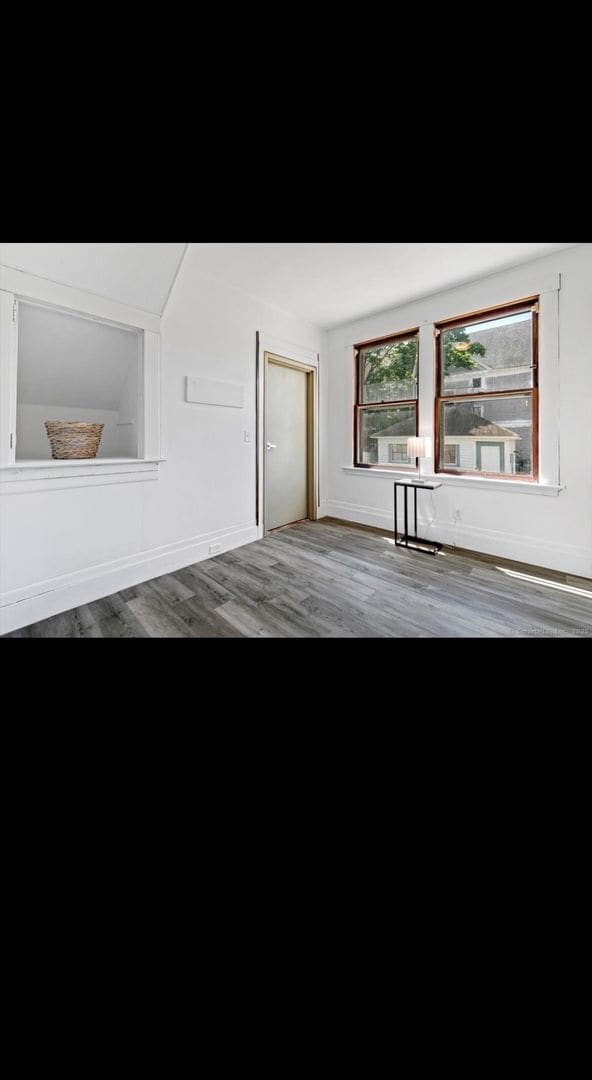 Photo - OVERSIZED FIRST FLOOR 3 BEDROOM APARTMENT WITH WASHER/DRYER Unidad 1st Floor