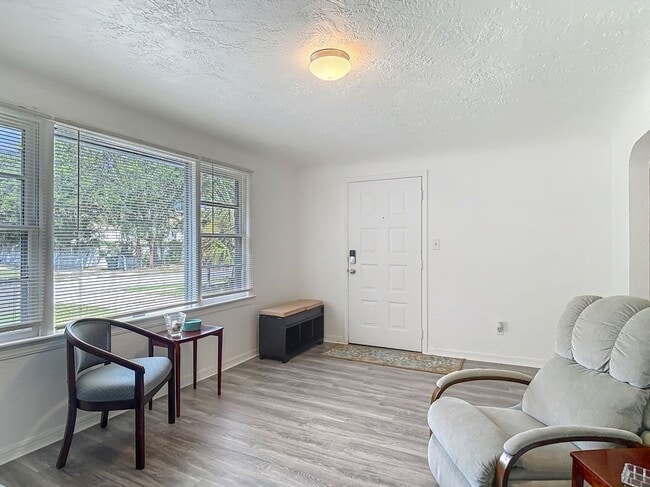 Photo - 137 S Franklin St