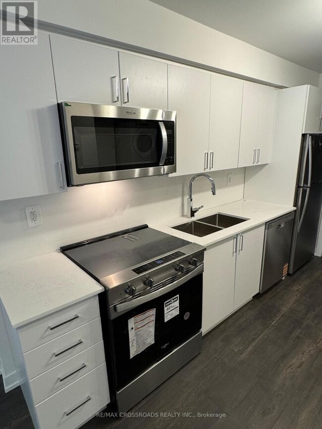 Photo - 1680 Victoria Park Ave