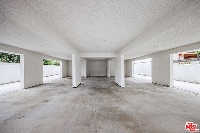 Photo - 948 E 21st St