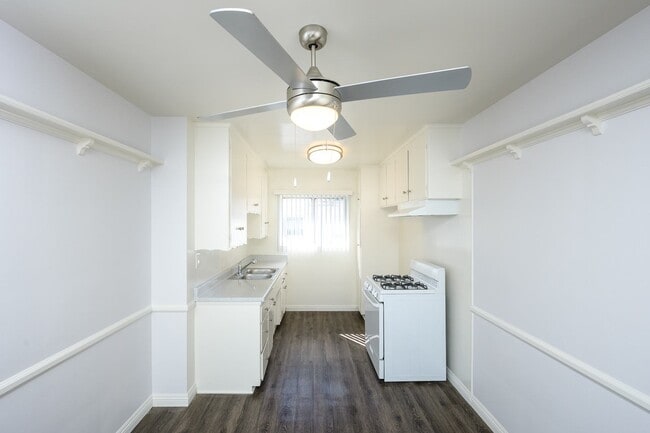 Whitsett Courtyard Apartments