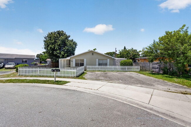 Building Photo - 3943 Roan Ct W