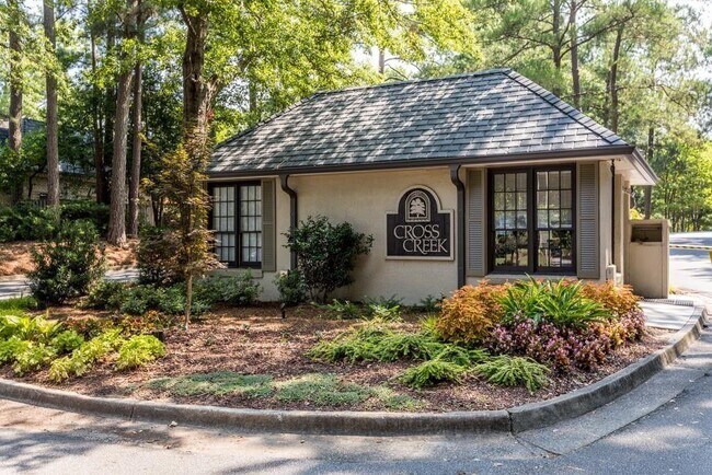 Photo - 82 Montre Square NW