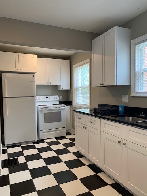 Photo - 637 W 44th St