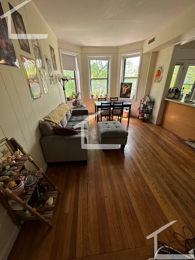 Building Photo - 3bed 1.5 bath in Allston