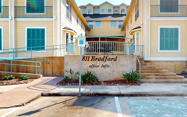 Building Photo - 811 Bradford Ave Unit 6B Rental