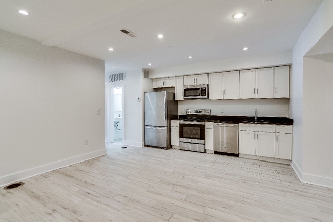 Photo - 727 Quebec Pl NW