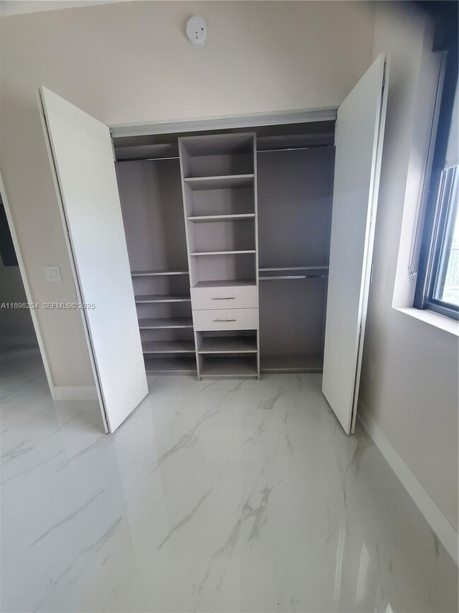 Photo - 700 NE 24th St Unidad 1101