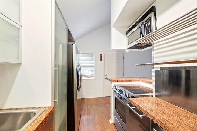 Photo - 1110 W 22nd St Unidad 8