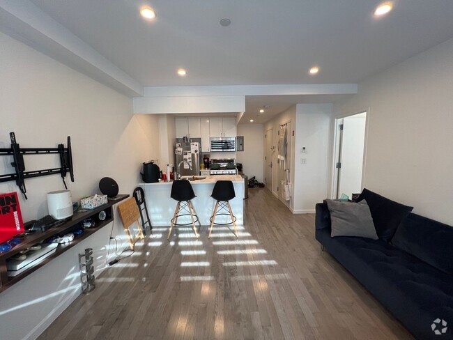 Building Photo - Fantastic 1 Bed/1 Bath Apartment in Astoria Unit Apt 3B