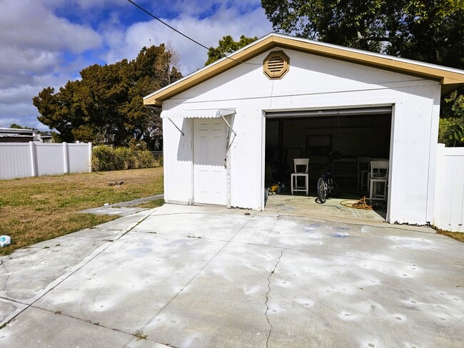 Atrás + Garaje - 6819 Hammock Rd