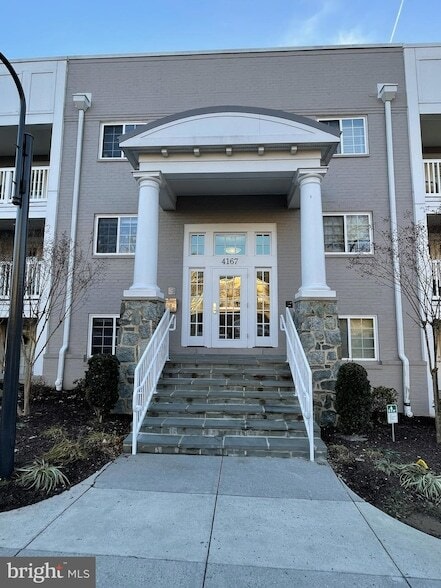 Building Photo - 4167 S Four Mile Run Dr Unit 103