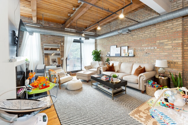 Building Photo - 612 N Oakley Blvd Rental