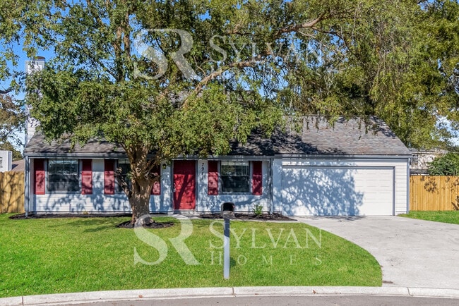 Building Photo - This charming 3BR 2BA home is ready to welcome you home