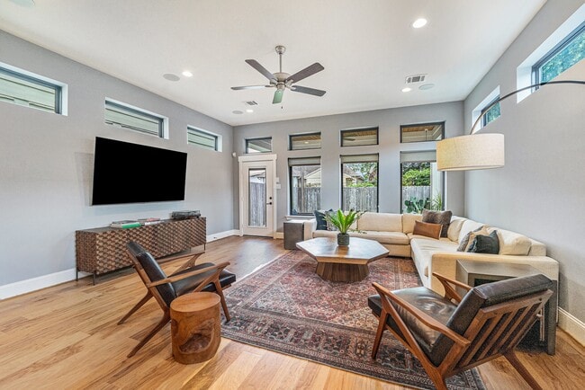 Building Photo - 719 E 28th St