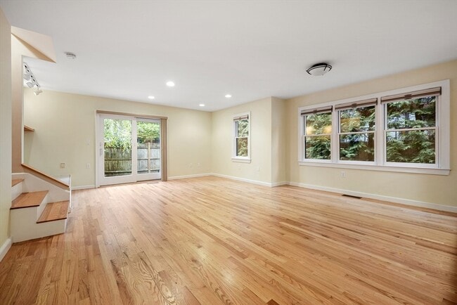 10 Eustis St