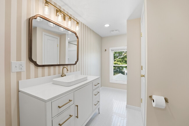 Building Photo - 22 Vernon St Unit Apt#3