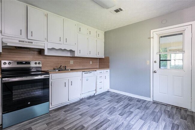 Photo - 469 Southern Way