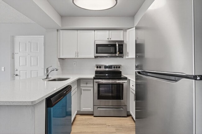 Building Photo - ONE BEDROOM ONE BATHROOM! WATERFRONT COMMU... Unit 11 Rental