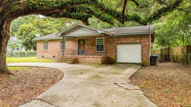 Photo - 3 Bedroom 1.5 Bath House in Hobcaw Point - Mount Pleasant