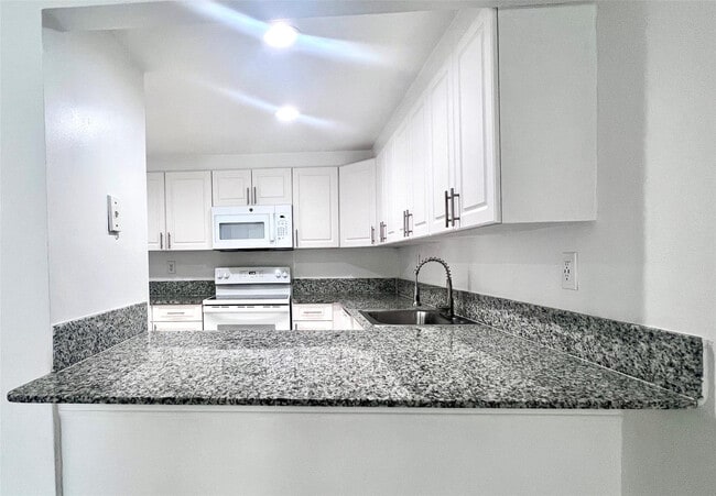 Photo - 17350 NW 68th Ave Unidad 300-305