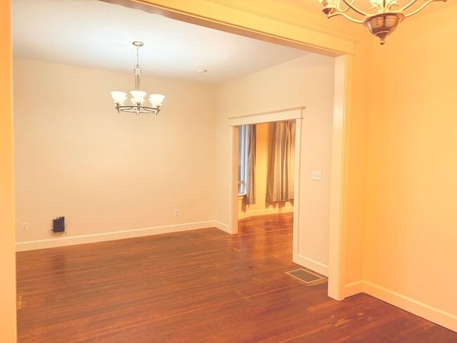 Photo - 4 Bed/2Bath Classic Craftsman on N Williams Ave